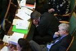 De to præster fra Dansk Folkeparti, Jesper Langballe (foroverbøjet) og Søren Krarup, korsede sig under gårsdagens folketingsdebat om den nye forfatningstraktat for EU   som de selv siger nej til.   Foto: Klaus Holsting 