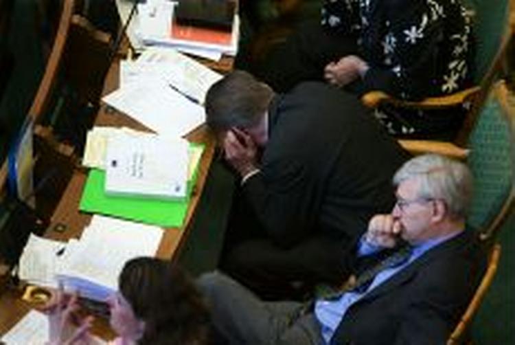 De to præster fra Dansk Folkeparti, Jesper Langballe (foroverbøjet) og Søren Krarup, korsede sig under gårsdagens folketingsdebat om den nye forfatningstraktat for EU   som de selv siger nej til.   Foto: Klaus Holsting 