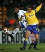 Daniel Agger kender udmærket FCK-angriberne Santos  (billedet) og Zumas kvaliteter. I aften kommer der utvivlsomt flere arm i arm-situationer i det andet pokalsemifinaleopgør, der spilles i Parken.   Arkivfoto: Lars Poulsen 