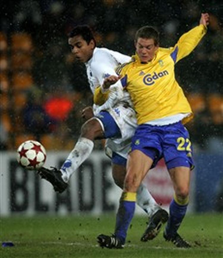 Daniel Agger kender udmærket FCK-angriberne Santos  (billedet) og Zumas kvaliteter. I aften kommer der utvivlsomt flere arm i arm-situationer i det andet pokalsemifinaleopgør, der spilles i Parken.   Arkivfoto: Lars Poulsen 