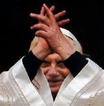 Den ny pave, Benedikt XVI, modtager folkets hyldest på Peterspladsen i Rom. - Foto: AP 