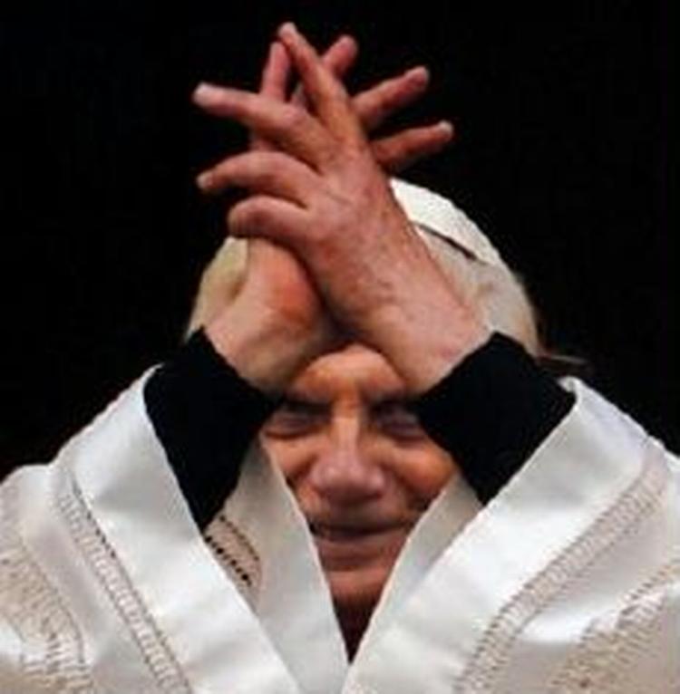 Den ny pave, Benedikt XVI, modtager folkets hyldest på Peterspladsen i Rom. - Foto: AP 