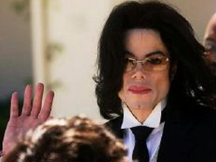 Jackson på vej ud af retsbygningen i Santa Monica, Californien. - Foto: AP 