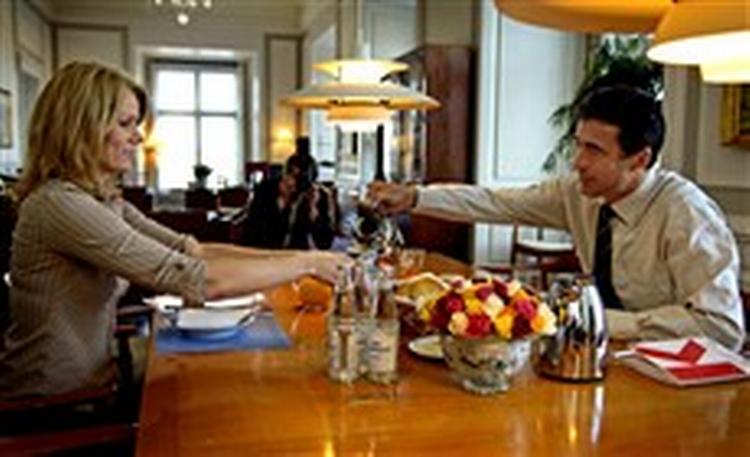 Helle Thorning-Schmidt (S) på besøg på det kontor, hun har lovet at erobre, nemlig Statsministeriet. Anders Fogh Rasmussen (V) tog pænt imod sin nye rival.   Foto: Jens Dige 