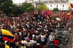 Demonstranter foran regeringsbygningen i hovedstaden Quito. - Foto: AP 
