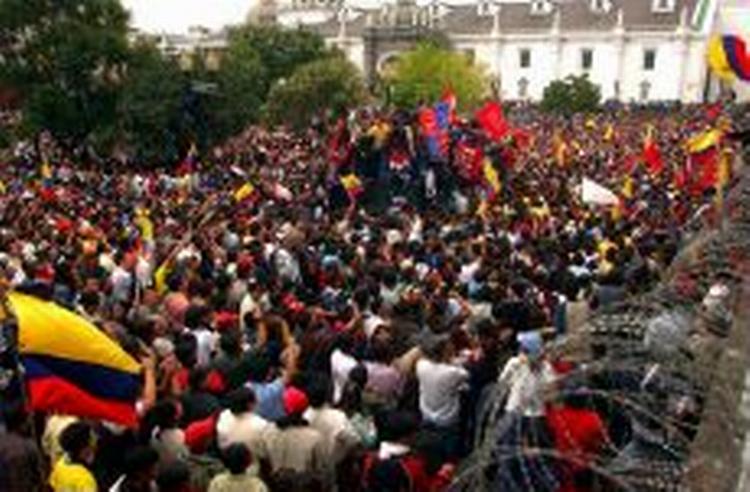 Demonstranter foran regeringsbygningen i hovedstaden Quito. - Foto: AP 