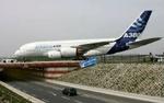 Airbus 380 har to dæk og får plads til mellem 555 og 800 passagerer. - Foto: AP 