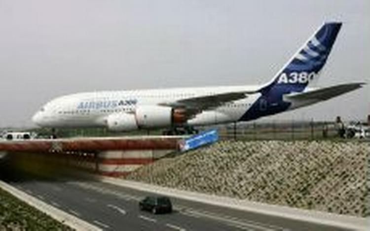 Airbus 380 har to dæk og får plads til mellem 555 og 800 passagerer. - Foto: AP 