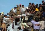 Mindst 56 personer er blevet kvæstet ved ulykken i delstaten Gujarat. - Foto: AP 