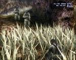 En stor del af  Snake Eater  handler om sløring og overlevelse i en kompromisløs jungle. Her gemmer hovedpersonen Snake sig i det høje græs for de to fjender, mens tallet til højre viser, hvor skjult man er. 