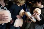 3.500 danskere falder årligt om på gaden af hjertestop. De kunne hjælpes med genoplivning. - Foto: Klaus Holsting 