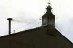 Hvid eller sort. Der var forvirring på Peterspladsen, da kardinalerne havde valgt en ny pave. - Foto: AP 