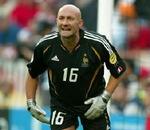 Fabien Barthez' dumhed i en træningskamp koster målmanden en karantæne på tre måneder. - Foto: AP 