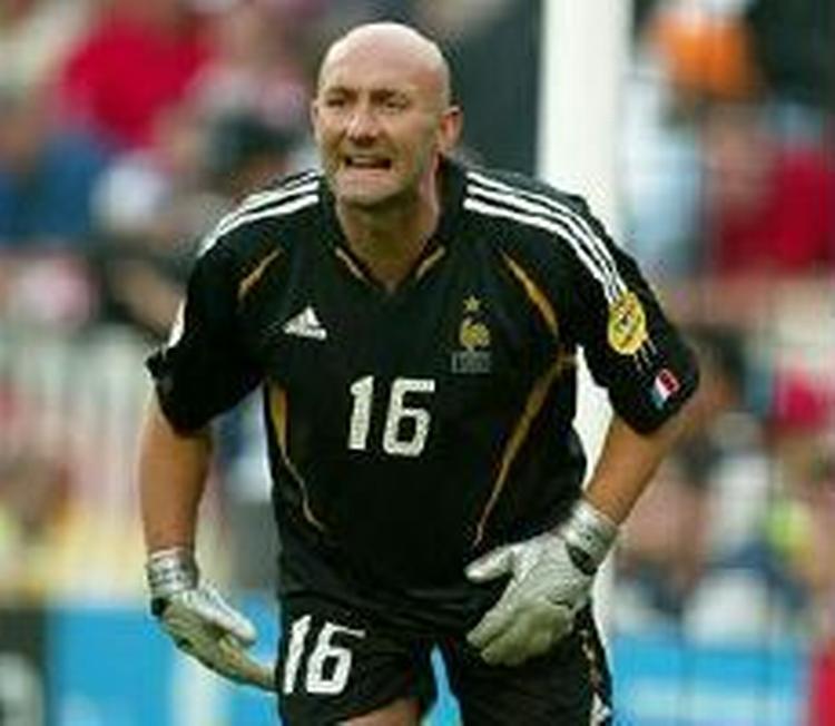 Fabien Barthez' dumhed i en træningskamp koster målmanden en karantæne på tre måneder. - Foto: AP 