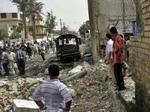 Chokerede irakere betragter gerningsstedet uden for moskéen i Bagdad. - Foto: AP 