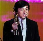 Action-stjernen Jackie Chan virker ikke som en mand med lavt selvværd. Og det behøver han heller ikke, fastslår undersøgelsen. - Foto: AP 