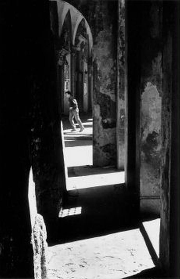 I hjertet af Bologna, danske stemmer i arkaderne: »... procent af børn mellem 8 og 12 år klager over at sove for lidt, hvornår skal de så læse ...«.   Arkivfoto: Roberto Koch 