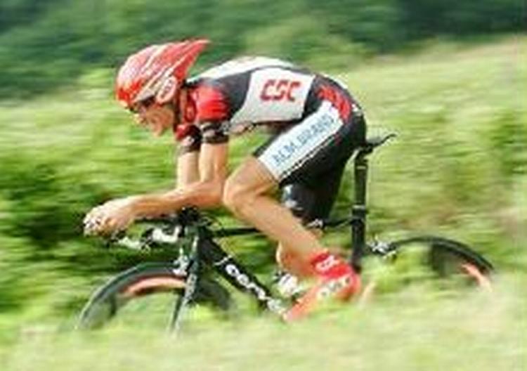 Ivan Basso under en enkeltstart i sidste års Tour de France. - Foto: AP 