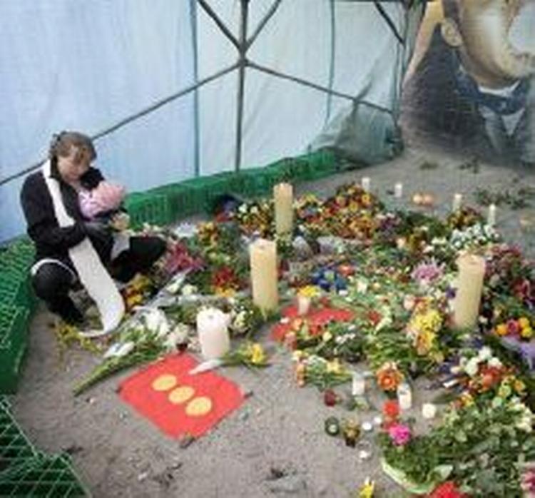 Levende lys og blomster var lagt til minde om den dræbte 26-årige på gerningsstedet på Christiania. - Foto: Jens Dresling 