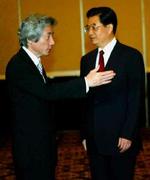 Japans premierminister Junichiro Koizumi (t.v.) mødtes med Kinas præsident Hu Jintao efter et topmøde mellem asiatiske og afrikanske landet i Jakarta. - Foto: AP 