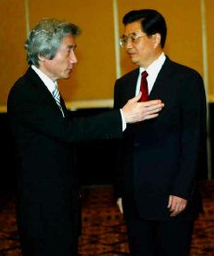 Japans premierminister Junichiro Koizumi (t.v.) mødtes med Kinas præsident Hu Jintao efter et topmøde mellem asiatiske og afrikanske landet i Jakarta. - Foto: AP 