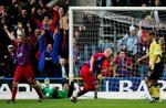 Crystal Palaces Michael Hughes fejrer at holdkammeraten Andy Johnson scorer. - Foto: AP 