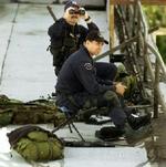 I Arizona, USA, overvejer politiet at uddanne specielt intelligente aber til at hjælpe de såkaldte Swat-politifolk i særligt farlige operationer. Her ses Swat-politi på overvågning i Los Angeles i 2002. - Arkivfoto: AP 