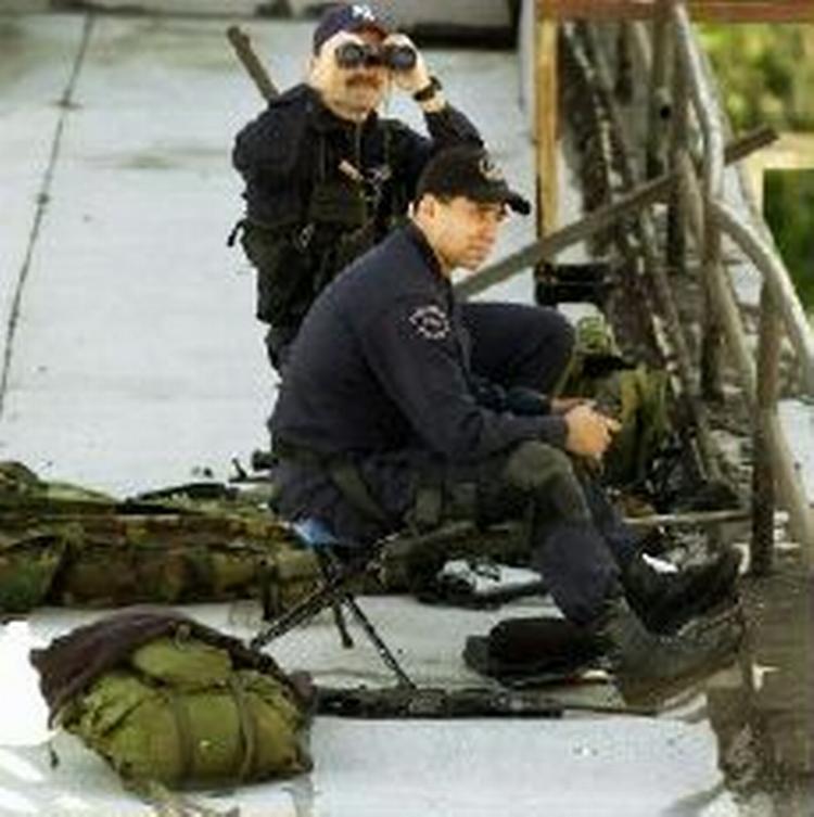 I Arizona, USA, overvejer politiet at uddanne specielt intelligente aber til at hjælpe de såkaldte Swat-politifolk i særligt farlige operationer. Her ses Swat-politi på overvågning i Los Angeles i 2002. - Arkivfoto: AP 