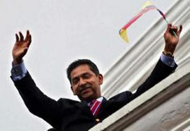 Ecuadors afsatte præsident Lucio Gutierrez vinker fra parlamentets balkon tilbage i februar måned, hvor han stadig var ved magten. - Foto: AP 