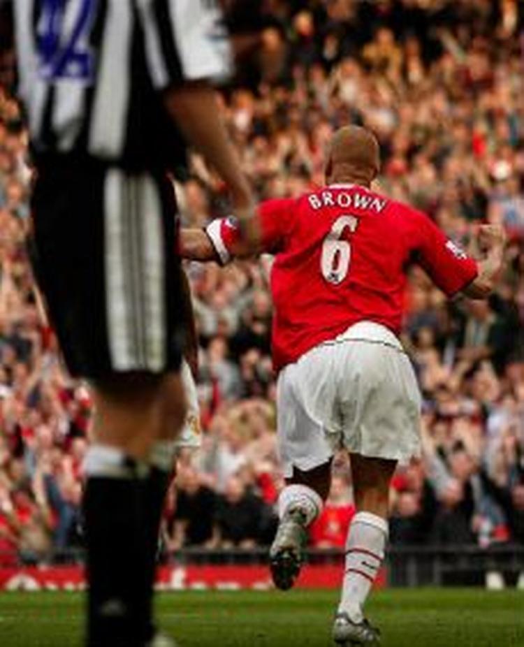 Manchester United Wes Brown jubler efter scoring over Newcastle. - Foto: AP 