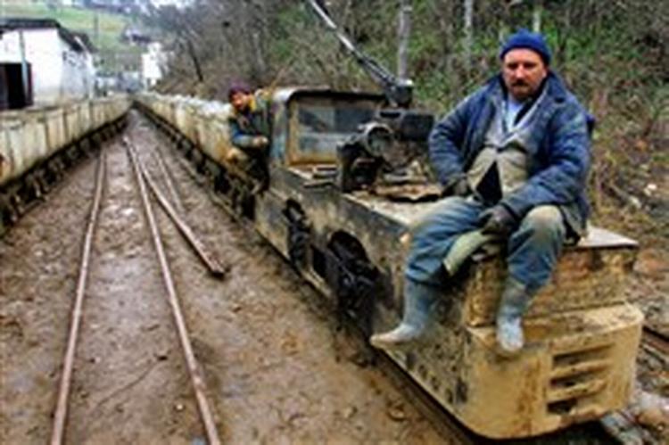Rumænske minearbejdere ved guldminen Rosia Montana nordvest for Bukarest. Regeringen overvejer at åbne en ny guldmine, men planerne er stødt på heftig modstand fra miljøgrupper og nabolande, der frygter, at forureningen vil 