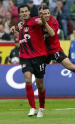 Leverkusens Marco Babic jubler sammen med holdkammeraten Gonzalo Castro. - Foto: AP 