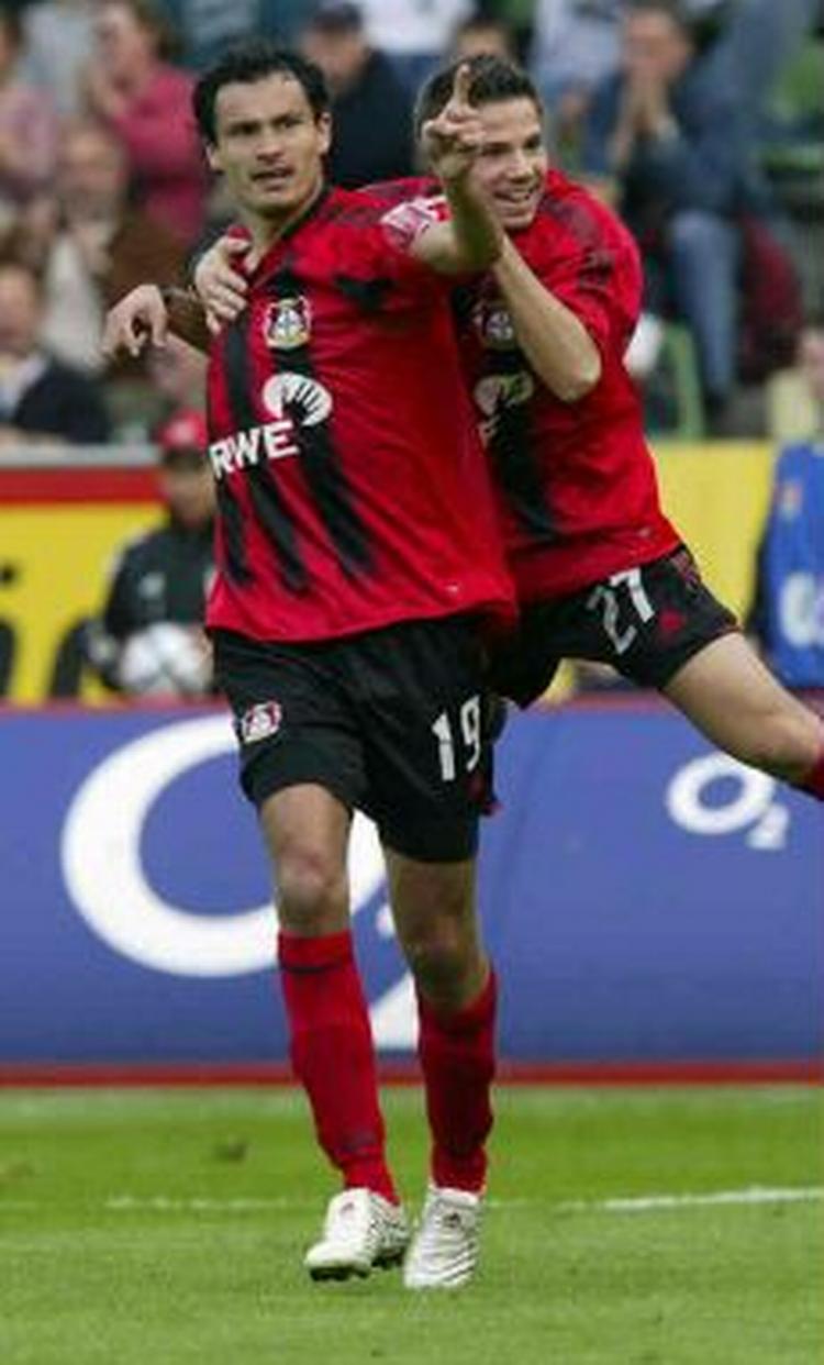 Leverkusens Marco Babic jubler sammen med holdkammeraten Gonzalo Castro. - Foto: AP 