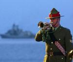 En New Zealandsk soldat blæser en sørge-fanfare på slagmarken i Tyrkiet. - Foto: AP 