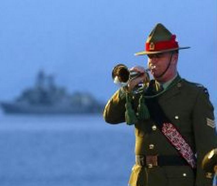 En New Zealandsk soldat blæser en sørge-fanfare på slagmarken i Tyrkiet. - Foto: AP 
