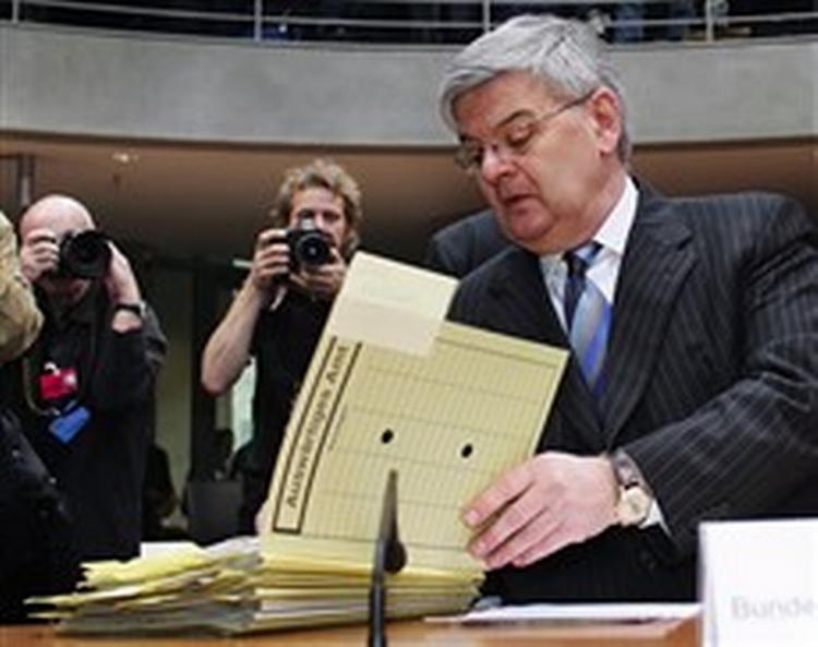 Joschka Fischer Startede med to timers forsvarstale.   Foto: Herbert Knosowski/AP 