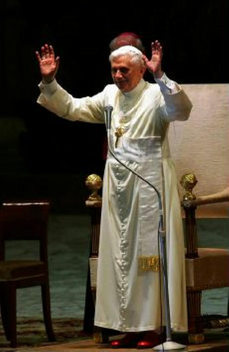 Den ny pave, Benedikt XVI, beordrede ifølge en engelsk avis biskopper til at behandle sager om påstået pædofili i hemmelighed. - Foto: AP 