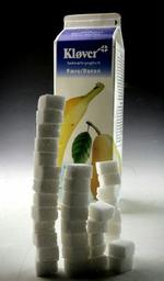 En liter frugtyoghurt med pære/banan indeholder, hvad der svarer til 40 sukkerknalder   ud over frugt- og mælkesukker. - Foto: Jens Dresling 
