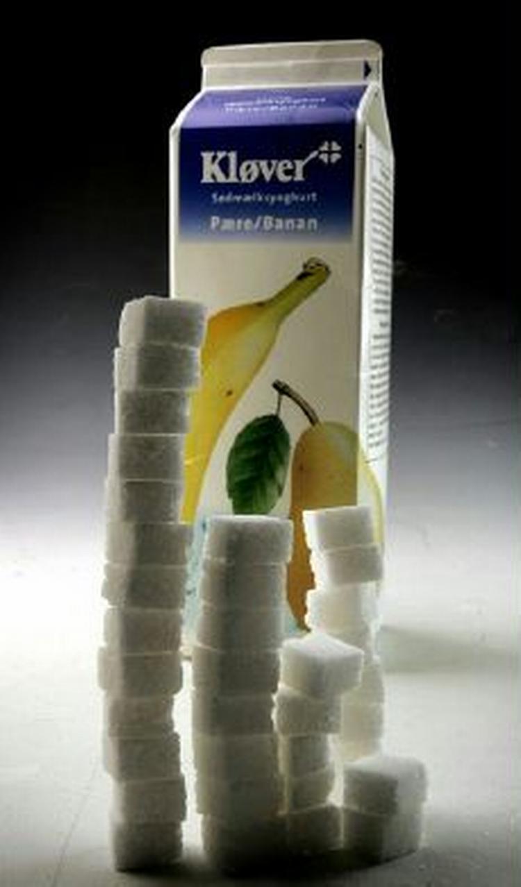 En liter frugtyoghurt med pære/banan indeholder, hvad der svarer til 40 sukkerknalder   ud over frugt- og mælkesukker. - Foto: Jens Dresling 