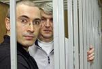 Mikhail Khodorkovskij og hans medtiltate, Platon Lebedev. - Arkivfoto: AP 