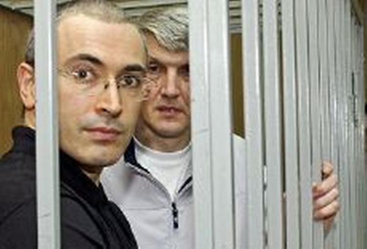 Mikhail Khodorkovskij og hans medtiltate, Platon Lebedev. - Arkivfoto: AP 