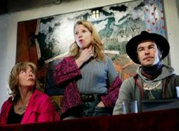 Forhandlingsgruppen fra Christiania, Dorte, Mette og Søren, præsenterede hvidbogen om Christiania på galleri Gallopperiet.   Foto: Mads Nissen 