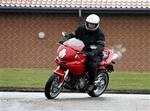 Ducati Multistrada føler sig hjemme på både små og store veje. Prisen ligger i nabolaget af 200.000 kroner, men alligevel er der en del småskavanker, som let burde kunne rettes. Foto: Lars Skaaning 