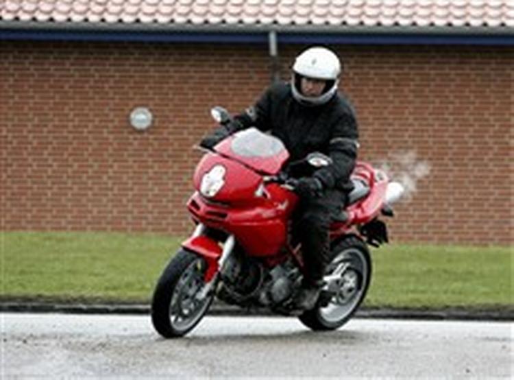 Ducati Multistrada føler sig hjemme på både små og store veje. Prisen ligger i nabolaget af 200.000 kroner, men alligevel er der en del småskavanker, som let burde kunne rettes. Foto: Lars Skaaning 