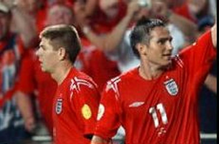 Steven Gerrard (t.v.) og Frank Lampard fotograferet under en EM-kamp for England sidste sommer. I aften er de på hvert sit hold i Champions League-semifinalen. - Arkivfoto/AP 