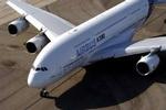 Den flyvende krydstogtskib A380 er nu landet sikker efter første tur i luften. - Foto: AP 