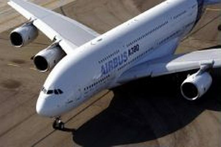 Den flyvende krydstogtskib A380 er nu landet sikker efter første tur i luften. - Foto: AP 