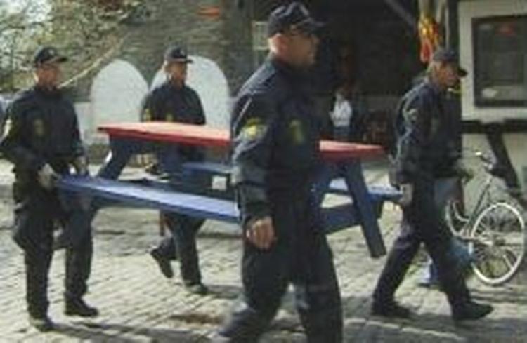 Politiet opruster yderligere på Christiania og flytter blandt andet bænke og buske. - Foto: Localeyes 