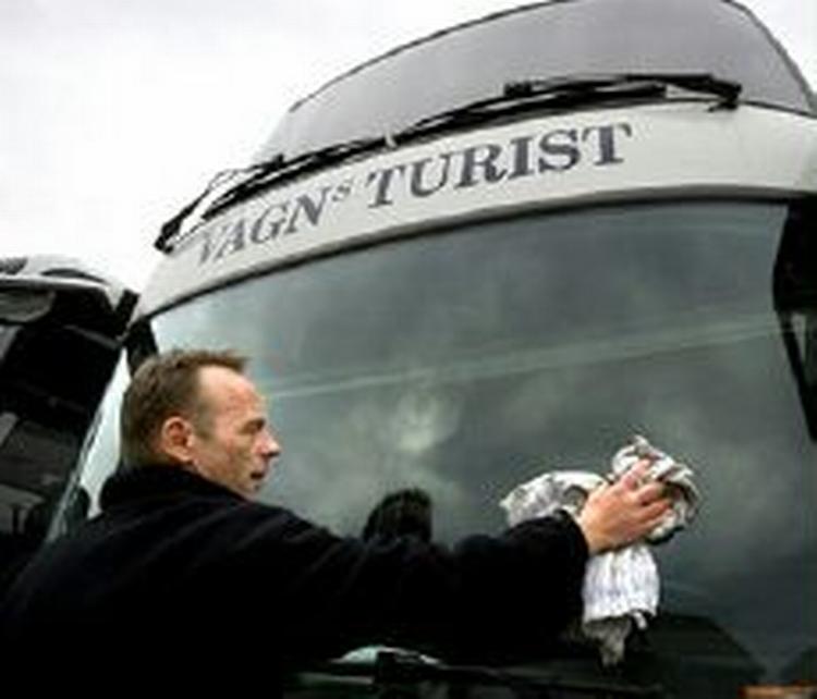 Henrik Lefeldt fra Vagns Turist. Firmaets busser skal nu omregistreres til svenske nummerplader.   Foto: Jens Dresling 