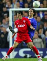 Liverpools Luis Garcia angribes bag fra af Chelseas Ricardo Carvalho. - Foto: AP 